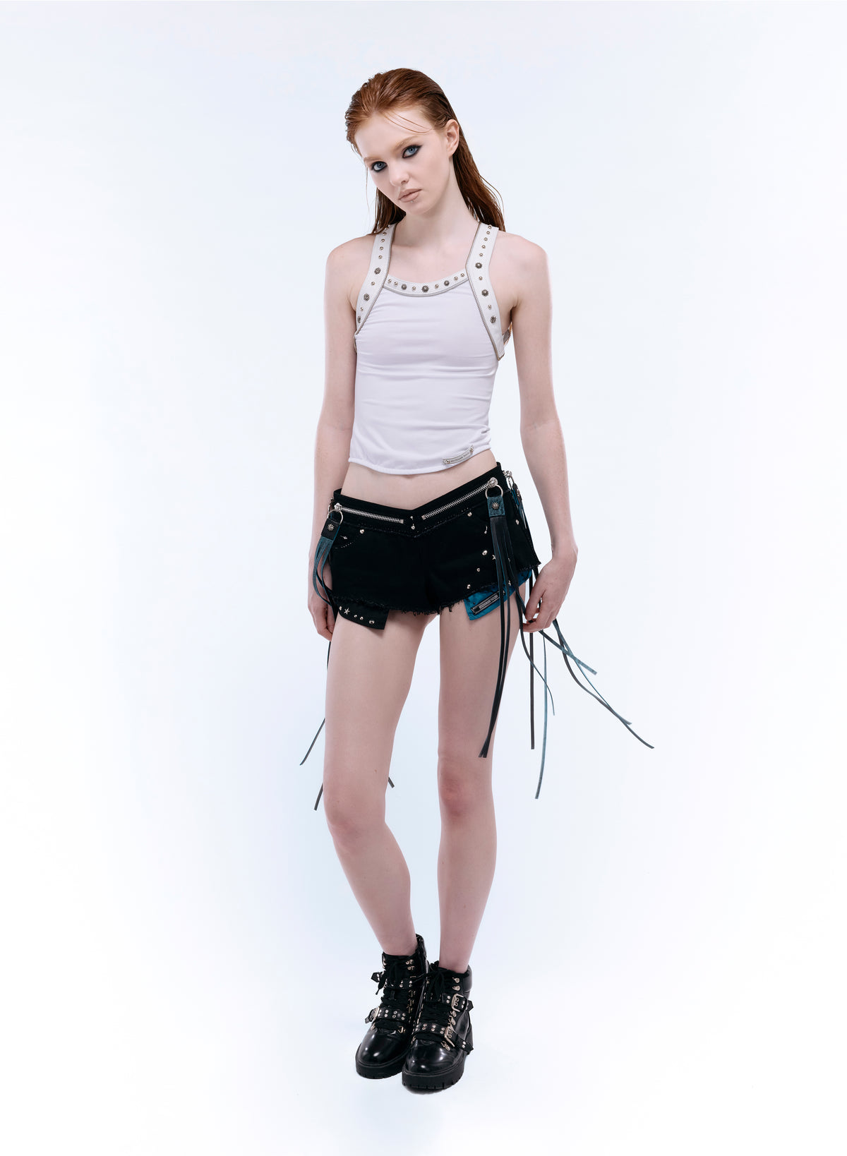 TASSEL ZIP V-CUT HOT PANTS_BLACK